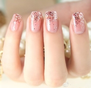 Kim-Kardashian-Midweek-Manicure-Glitter-Ombre-Nails-10