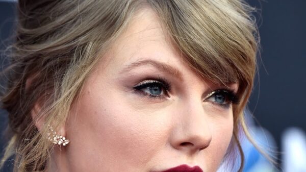 Taylor Swift wore Hueb morganite earrings